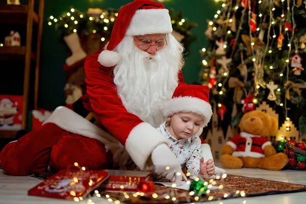 Santa Clause Dessin Avec Petit Garçon Gentil Whike Couché Sur — Photo