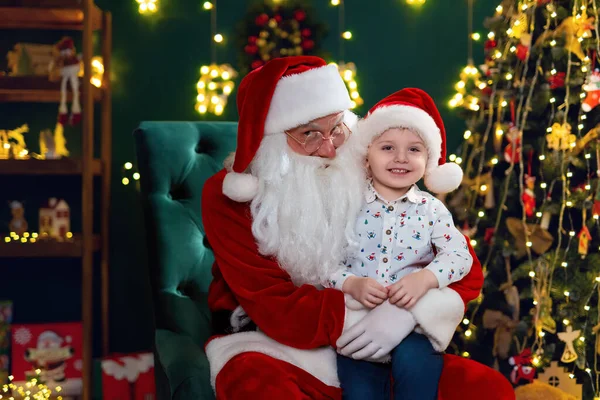 Щасливий Маленький Хлопчик Сидить Санта Клаусом Біля Ялинки Новорічна Концепція — стокове фото