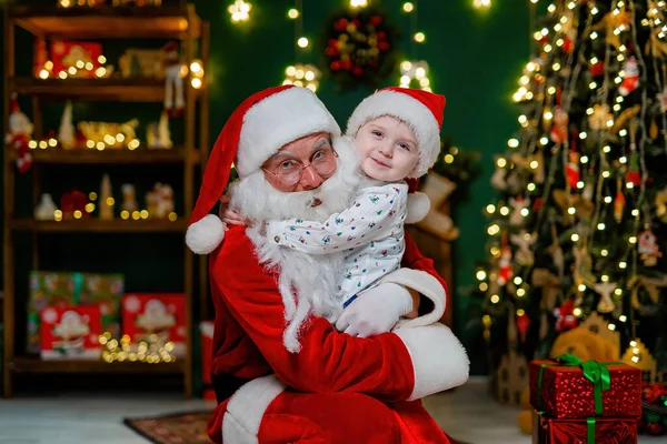 Joyeux Petit Garçon Dans Chapeau Santas Marchandant Avec Père Noël — Photo
