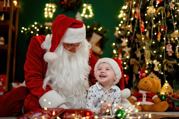 Маленький Милий Хлопчик Капелюсі Сантаса Добре Проводив Час Санта Клаусом — стокове фото