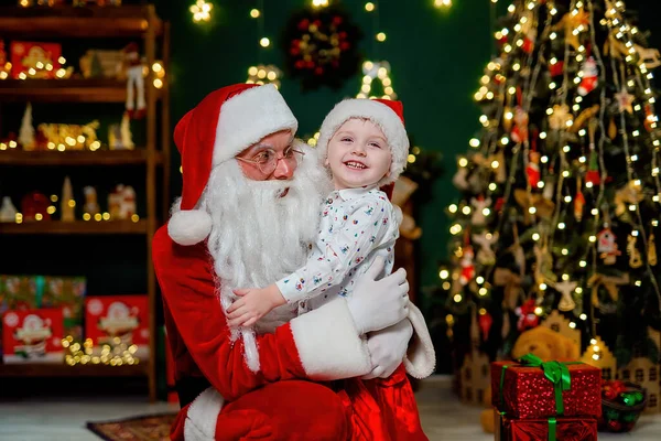 Щасливий Смішний Маленький Хлопчик Сантасі Який Вештається Санта Клаусом Біля — стокове фото