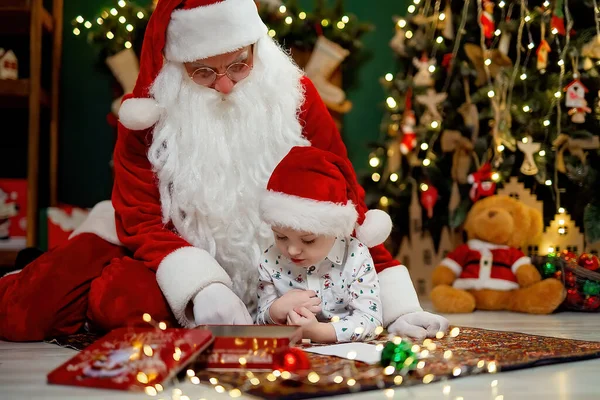 Petit Garçon Gentil Dans Dessin Chapeau Santas Avec Père Noël — Photo