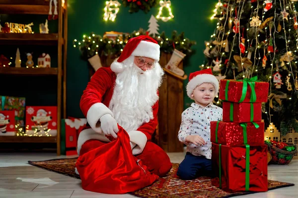 Petit Garçon Mignon Dans Bâtiment Chapeau Santas Haute Tour Boîtes — Photo