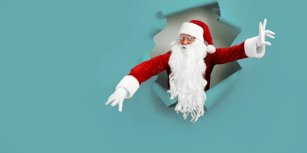 Санта Клауза Пильно Вдивляється Паперову Діру Коли Жестикулює Руками Кристас — стокове фото