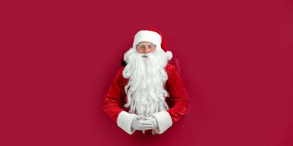 Kerstman Gluurt Door Een Papieren Gat Wacht Kerstverkoop Kerstreclameconcept Nieuwjaarsconcept — Stockfoto