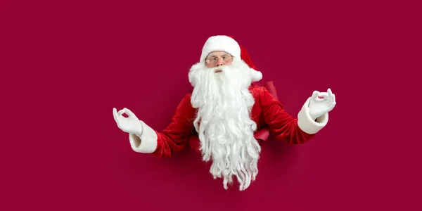 Santa Clause Mira Través Agujero Papel Mientras Hace Gestos Con —  Fotos de Stock