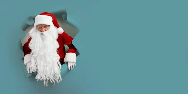 情结可笑的圣诞老人从纸孔里探出头来 圣诞节广告的概念 新年的概念 圣诞节大甩卖案文的篇幅 — 图库照片