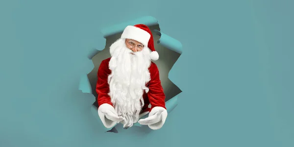 Санта Клаус Вытянул Руки Вперед Эмоционально Посмотрел Бумажную Дыру Концепция — стоковое фото