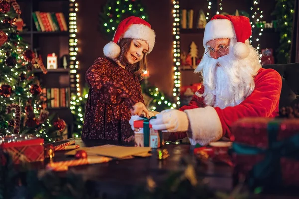 Jultomten Packar Presenter Med Sin Lilla Flicka Assistent När Sitter — Stockfoto