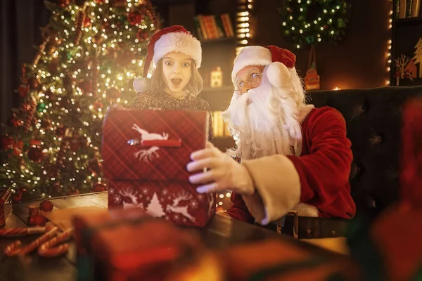 Święty Mikołaj Zaskakujące Małe Słodkie Dziewczyny Podczas Gdy Otwarte Magiczne — Zdjęcie stockowe