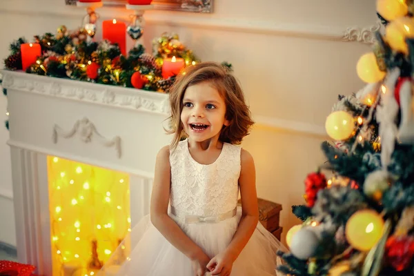 Zaskoczony Cute Little Girl Białej Sukience Stojącej Jaskrawo Urządzone Pokoju — Zdjęcie stockowe