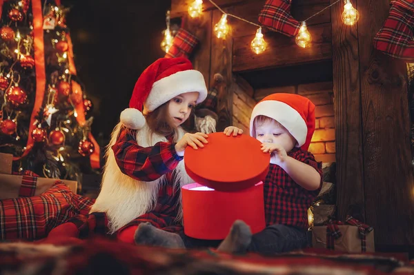 Çocuklar Noel Baba Şapkalarını Açıp Hediyelerini Açtılar Kız Erkek Çocuk — Stok fotoğraf