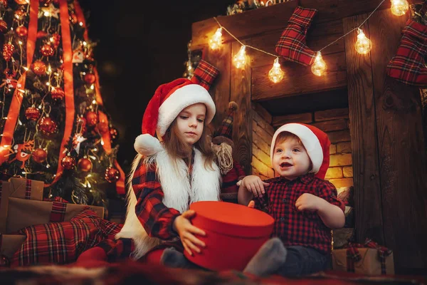 Děti Santas Klobouky Otevřít Dárkové Krabice Krbu Vánoční Stromeček Nový — Stock fotografie