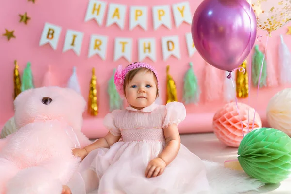 Menina Senta Perto Bolas Papel Com Ursinho Rosa Vestido Férias — Fotografia de Stock