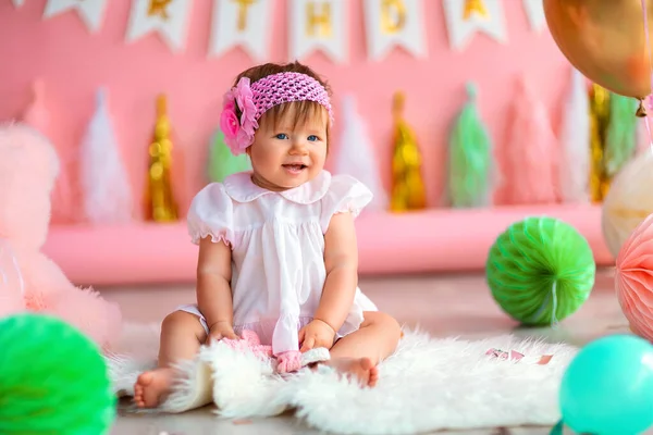 Anniversaire Des Premières Années Jolie Petite Fille Robe Vacances Assoit — Photo