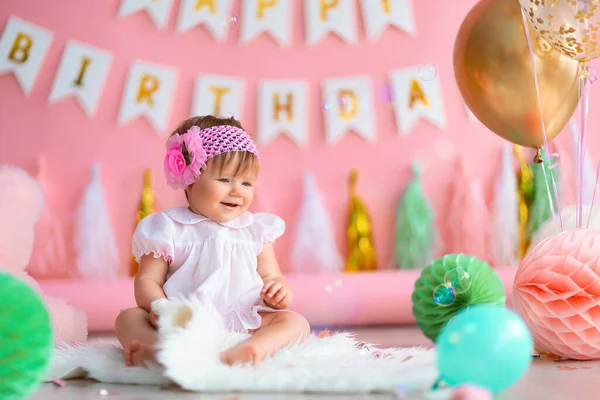 Sorrindo Bonito Bebê Menina Senta Perto Bolas Papel Balões Coloridos — Fotografia de Stock