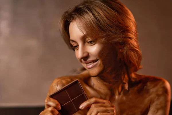 Portrait Young Beautiful Woman Smeared Chocolate Holding Chocolate Her Hands — Stock Photo, Image