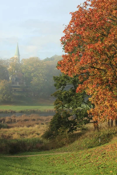 Niebla de otoño matutina, enfoque selectivo. Kuldiga, Letonia — Foto de Stock