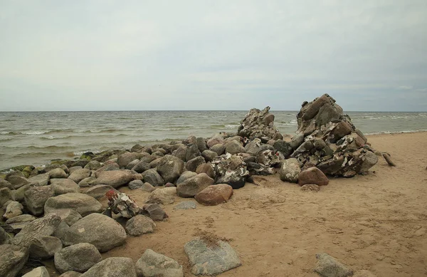 Baltık Denizi 'ndeki Cape Kolka, Riga Körfezi ve denizin buluşma noktasıdır. - Letonya. Eski bir deniz fenerinin kalıntıları ön planda.. — Stok fotoğraf
