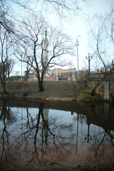 Canal que separa el viejo Riga del resto en Riga, Letonia — Foto de Stock