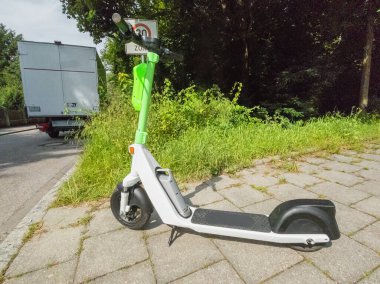 Bir e-scooter hazır.