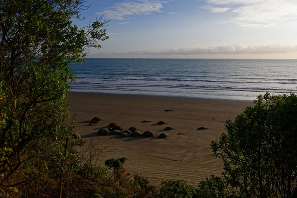 Las Rocas Redondas Moeraki Forman Través Del Proceso Geológico Llamado — Foto de Stock