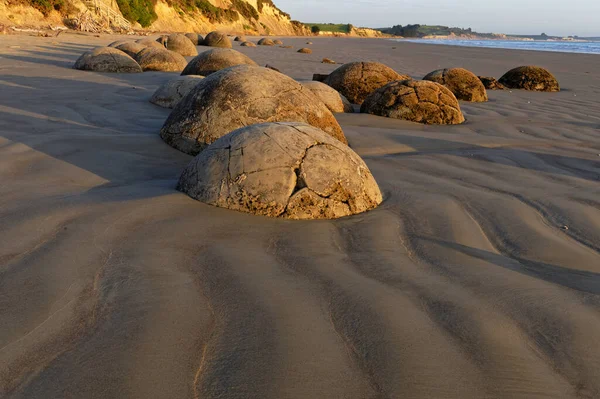 Линия Валунов Moeraki Сидят Пляже Южной Зеландии — стоковое фото