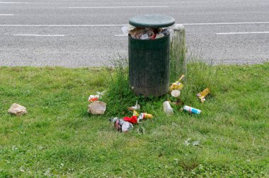 Çöp tenekesinin içine çok fazla çöp dolduruldu.