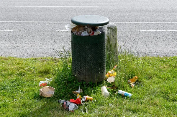 Publiczny Kosz Śmieci Musi Być Pusty Śmieci Wypadają Niego Trawę — Zdjęcie stockowe