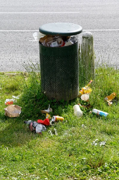 Ludzie Wyrzucali Śmieci Mimo Kosz Śmieci Był Pełny Śmieci Ziemi — Zdjęcie stockowe