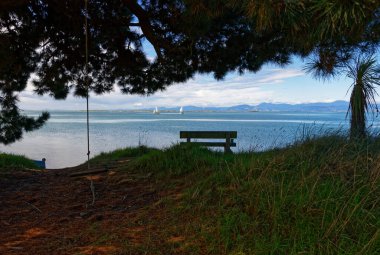 Yaz eğlencesi, yatlar körfezde açılır, boş bir sandalye birinin oturmasını bekler..