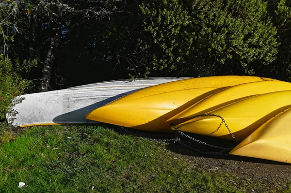 Los Kayaks Amarillos Blancos Están Boca Abajo Para Que Llenen — Foto de Stock