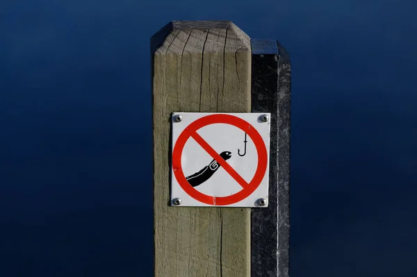 레이크스 공원의 호수에서 뱀장어를 용되지 않는다는 표지판 — 스톡 사진