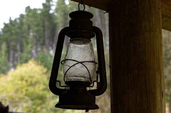Sebuah Lampu Antik Logam Perlu Bersih Itu Tergantung Dari Balok — Stok Foto