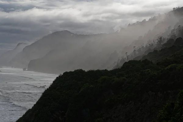 位于西海岸的迷雾群山 卡拉马湾 — 图库照片