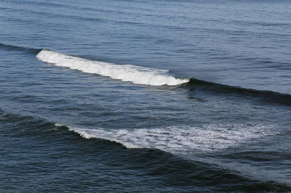 Olas Oleaje Cresta Antes Llegar Orilla —  Fotos de Stock