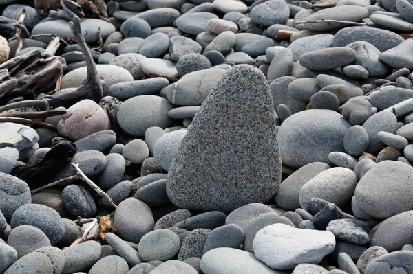 Verschiedene Steine Und Steine Wurden Einem Strand Zusammengeworfen Ein Größerer — Stockfoto