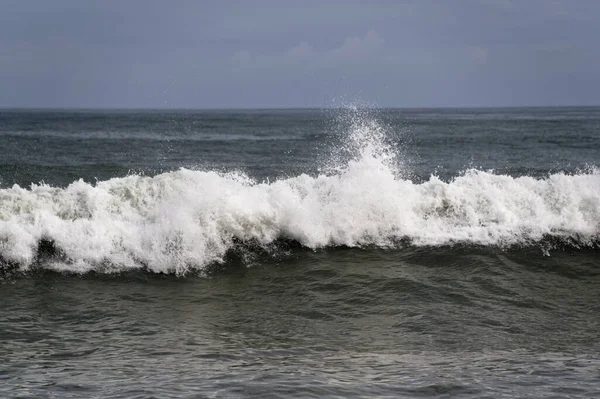 휘황찬란하게 파도의 해변으로 떨어지는 — 스톡 사진