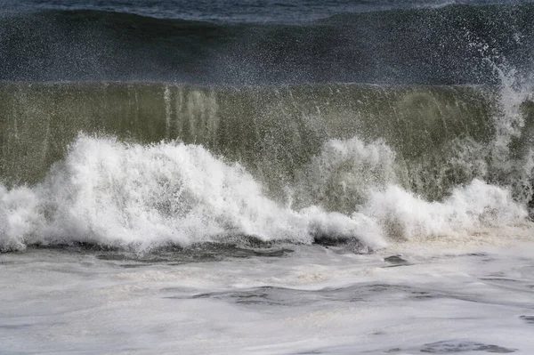 Vågor Kryper Sedan Svallande Stranden Där Kraschar Kasta Spray Upp — Stockfoto