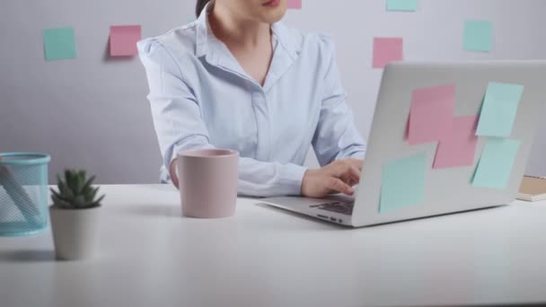 Femeie Asiatică Care Lucra Laptop Era Bolnavă Dureri Corp Stând — Videoclip de stoc