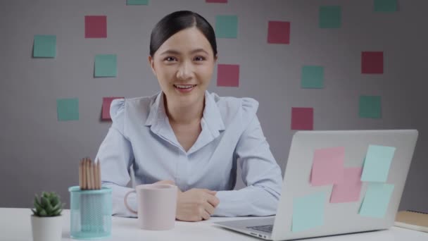 Mujer Asiática Trabajando Casa Oficina Mirando Cámara Hacer Gesto Ganador — Vídeos de Stock