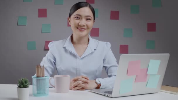 Asiática Mujer Feliz Trabajo Casa Oficina Mirando Cámara Mostrando Signo Video de stock