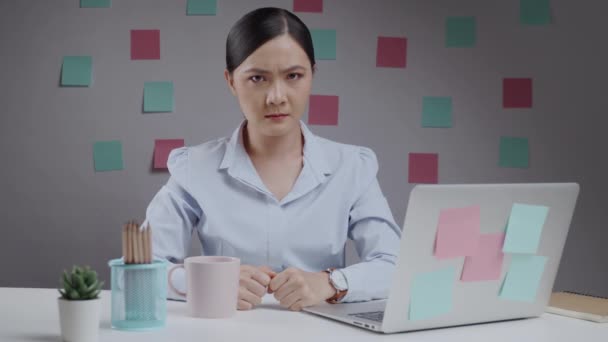 在总部工作的亚洲女人怒气冲冲地看着摄像机 双手交叉 — 图库视频影像