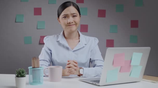 Asyalı Kadın Üzgün Bilgisayarında Çalışırken Sıkılıyor Kameraya Bakıyor — Stok video