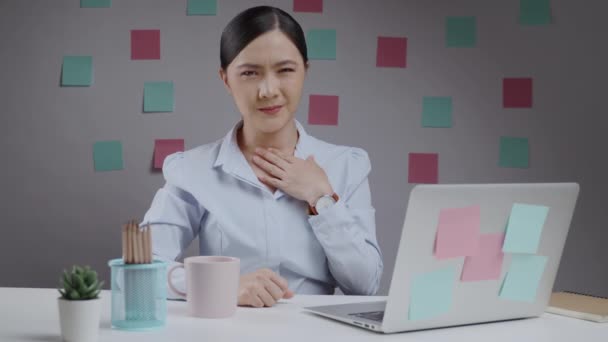 Asijské Žena Pracující Notebooku Byl Nemocný Horečkou Kýchání Sedí Doma — Stock video