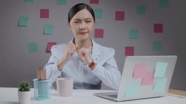 Asiatin Arbeitet Müde Laptop Und Hat Augenschmerzen Wenn Sie Hause — Stockvideo