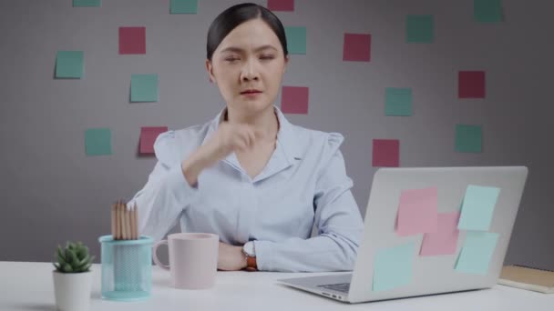 在家里办公室工作的亚洲女人嗓子疼 肘部咳嗽 — 图库视频影像
