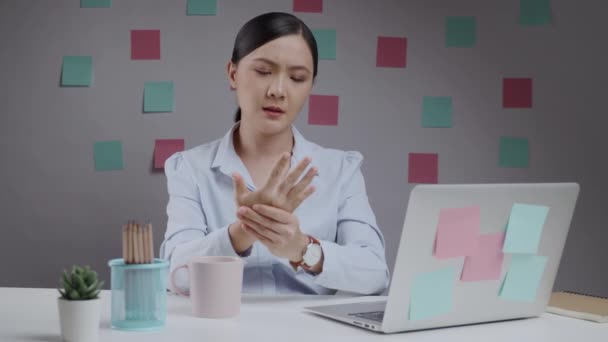 Bilgisayarda Çalışan Asyalı Kadın Ofisinde Otururken Vücut Ağrısı Yüzünden Hastaydı — Stok video
