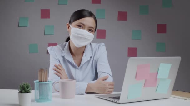 Wanita Asia Mengenakan Topeng Wajah Pelindung Yang Bekerja Pada Laptop — Stok Video