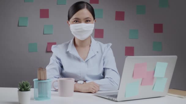 Asijské Žena Sobě Ochranné Masky Šťastný Ukazuje Znamení Domácí Kanceláři — Stock video